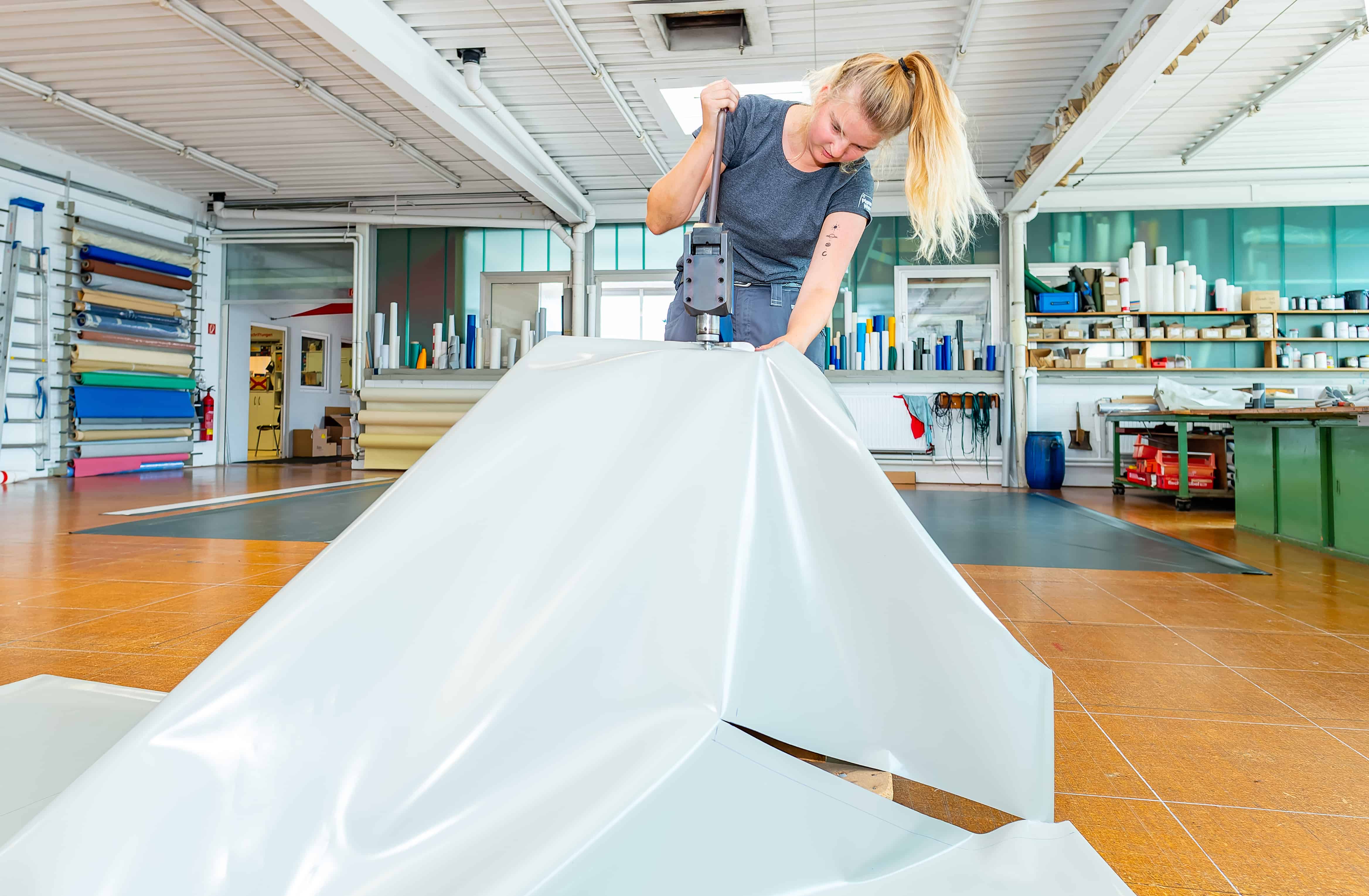 Auszubildende bei Planen Wehner öst Plane in der Werkstatt – Ausbildung im Handwerk für Sattlerei