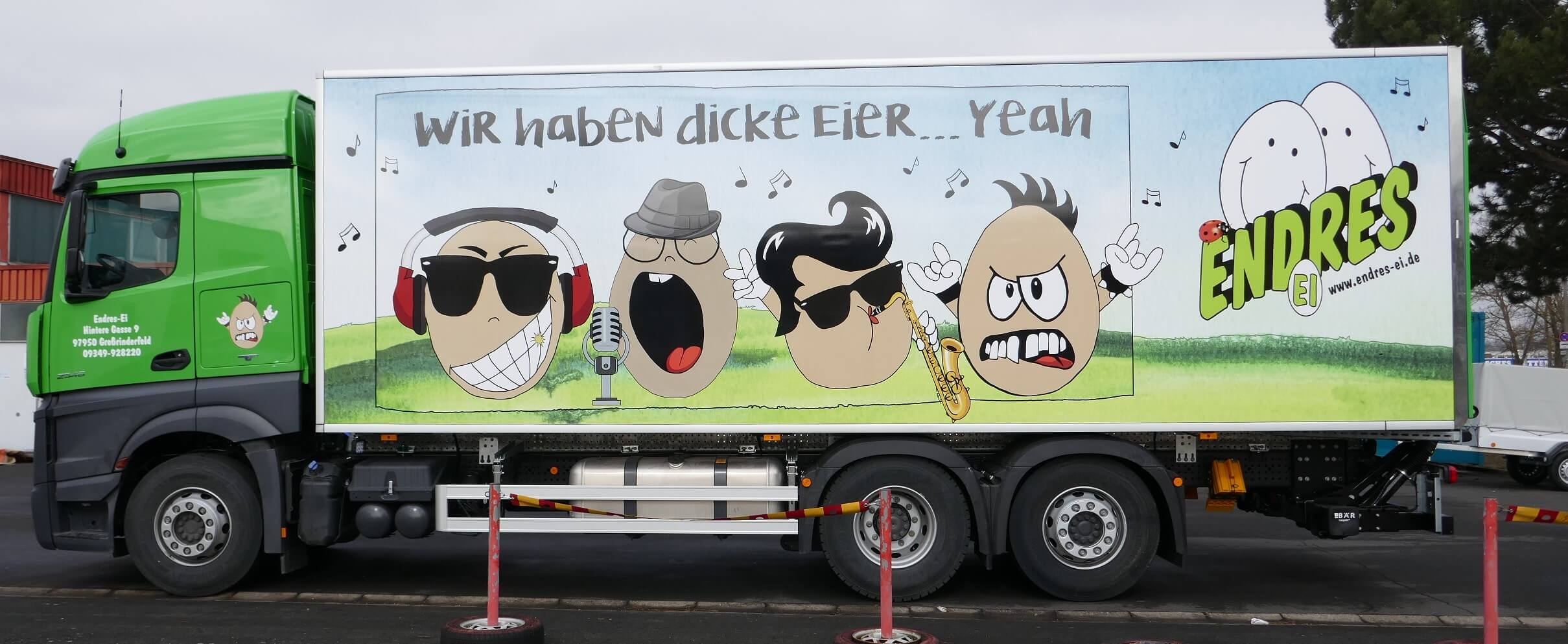 Digitaldruck - LKW Grüner LKW mit großflächiger Fahrzeugwerbung – individuelle LKW-Beschriftung für effektiven Werbeauftritt