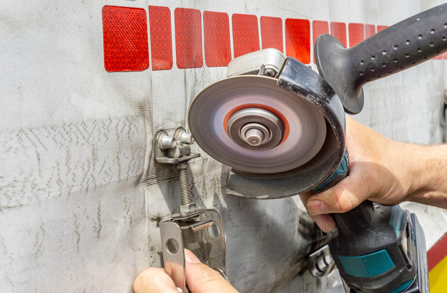 Schleifarbeiten an LKW-Plane für Beschlagreparatur | Planen Wehner Schweinfurt