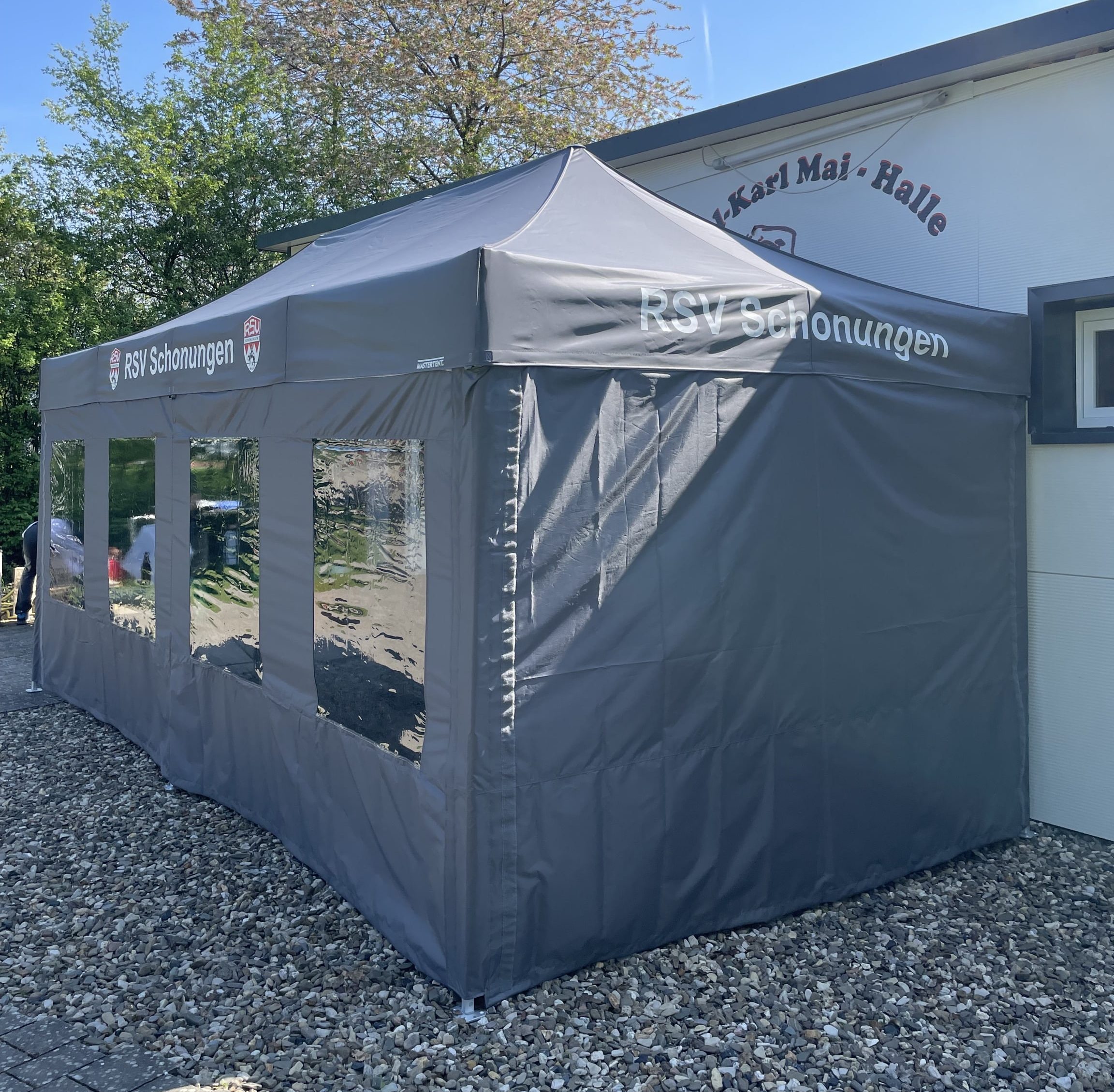 IMG_5612 Stabiles Zelt für Events und Outdoor-Veranstaltungen mit Vorhängen mit Fenstern.