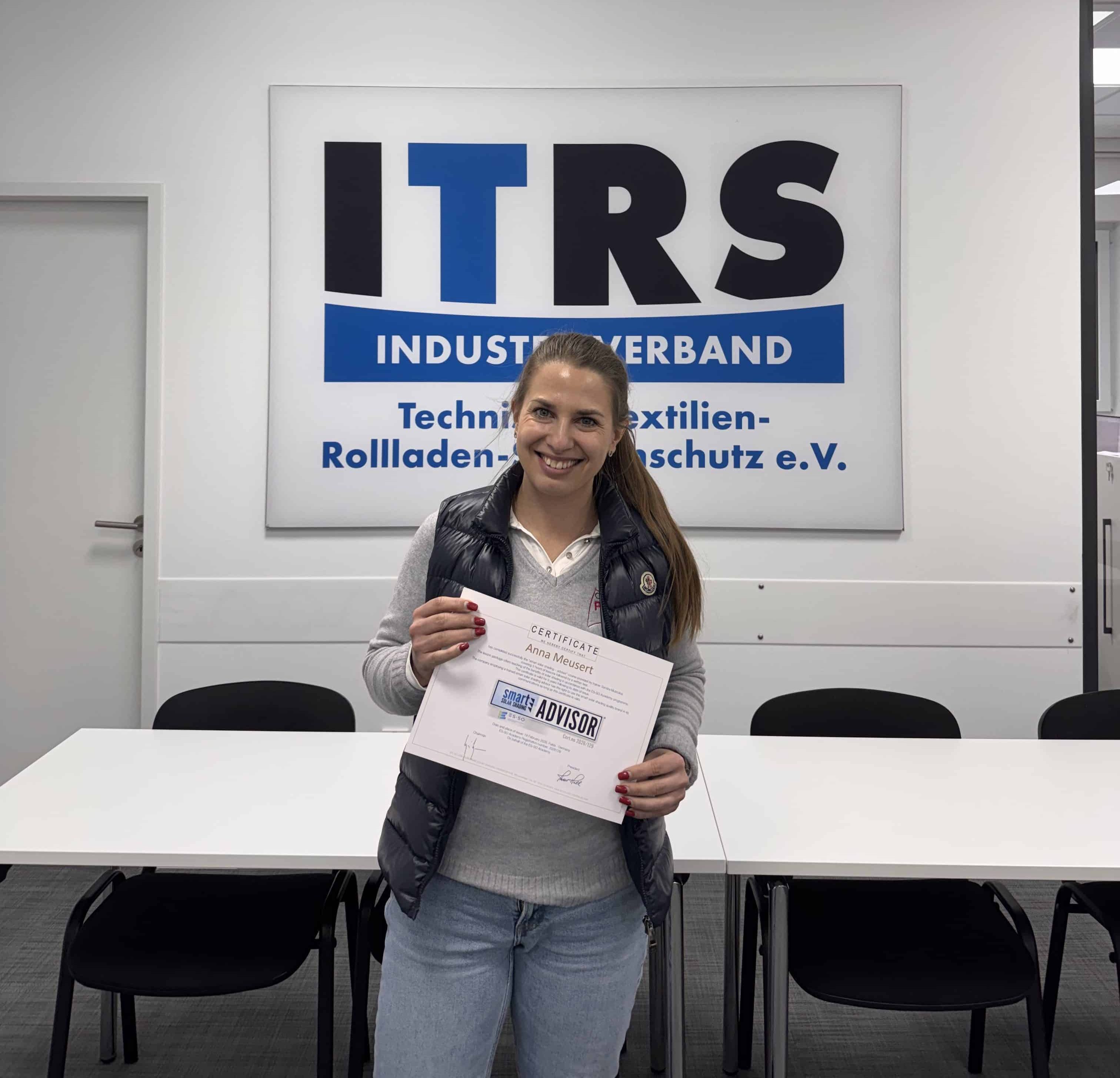 Anna Meusert mit Zertifikat zur Smart Solar Shading Beraterin.