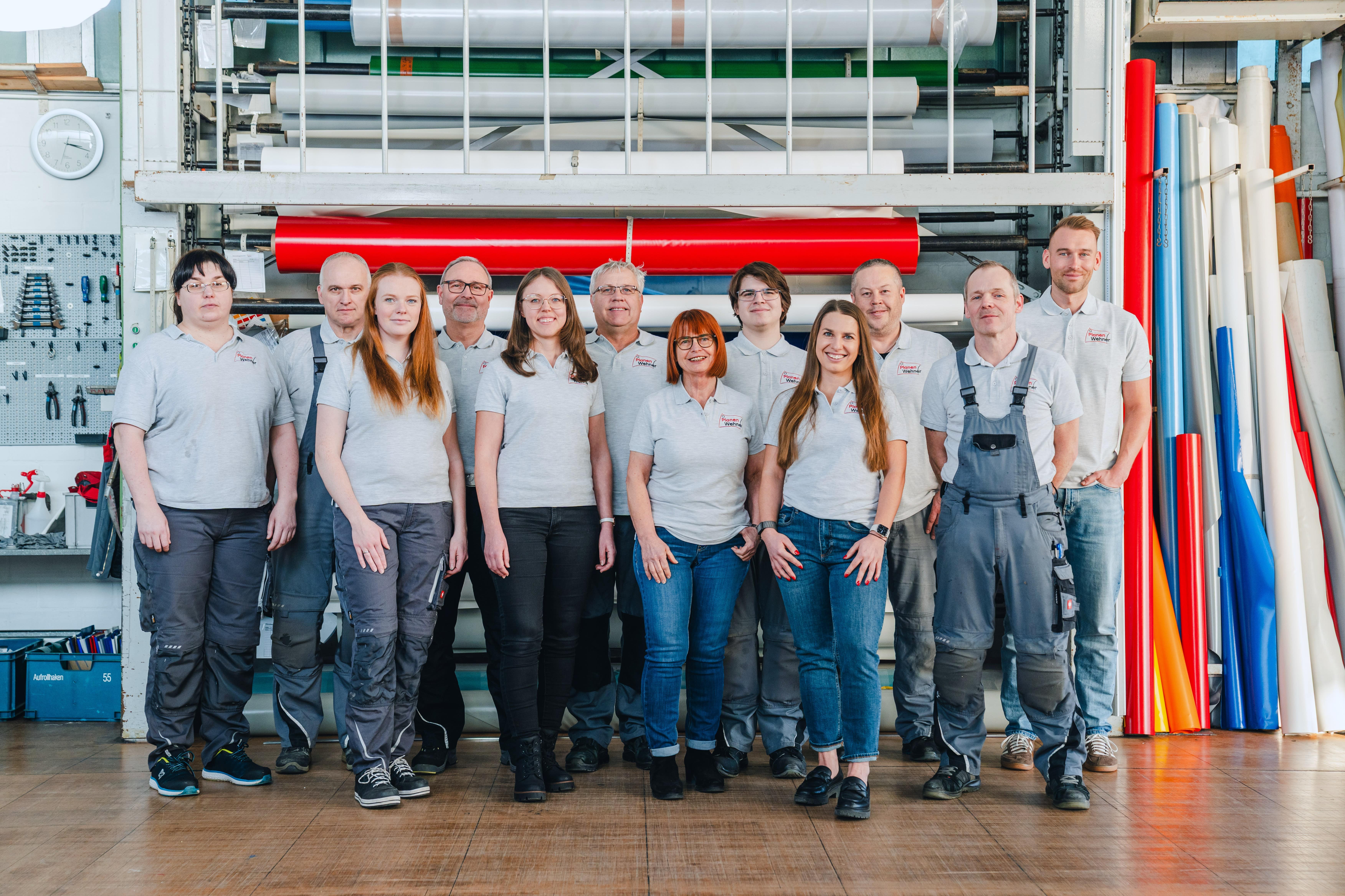 Gruppenbild des Planen Wehner Teams in der Werkstatt