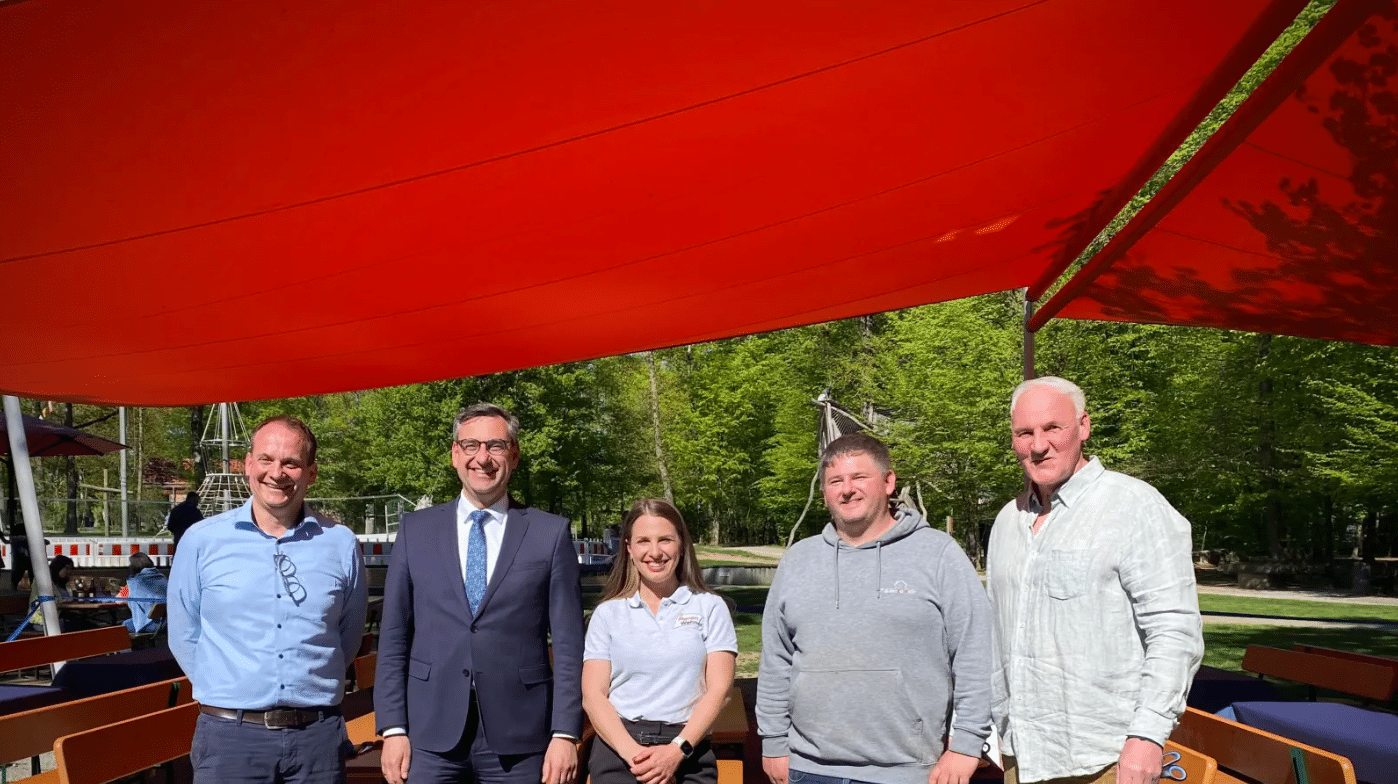 Mainpost-2025-11-12 Neue Sonnensegelanlage im Wildpark Schweinfurt von Planen Wehner bei der Eröffnung