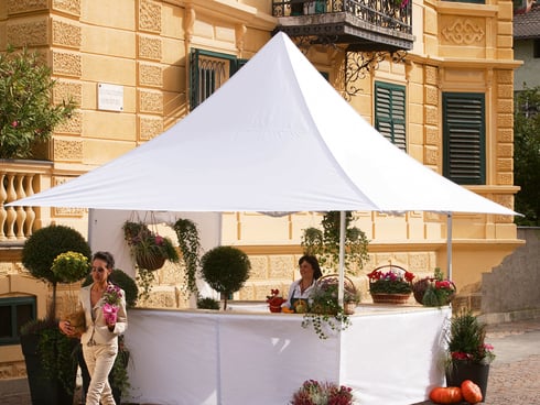 Weißes Markt- oder Eventzelt mit spitzem Dach